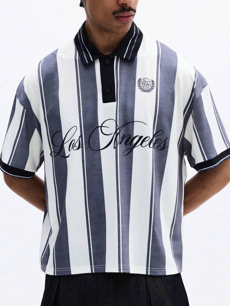 텍스트가 있는 줄무늬 폴로 셔츠