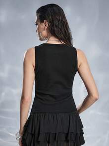 ROMWE Grunge Punk Top corto ajustado de estilo punk con cadena y red de pesca rasgada para mujeres - Negro - Ver 8