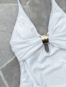 Swim Chiccia Costume da bagno intero elegante per donna in tessuto tinta unita con decorazione in metallo, design per vacanze - Bianco - Visualizzare 3