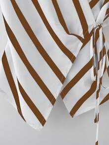 Franclia 女士春夏休闲两件套，条纹裹身系带上衣+纽扣装饰斜插口袋阔腿裤，经典黑白两件套，打造精致职场造型，无袖黑白条纹上衣配有可调节系带，V领交叉设计，搭配高腰阔腿裤，实用、简洁、简约、高级，适合通勤、日常穿着、夏季、派对、海滩、约会、毕业典礼、商务办公、都市教师制服等场合。 - 棕色 - 查看 3