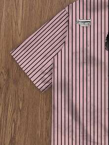 Manfinity Roghcode Camisa corta con estampado de eslogan a rayas para hombre - Rojo - Ver 4
