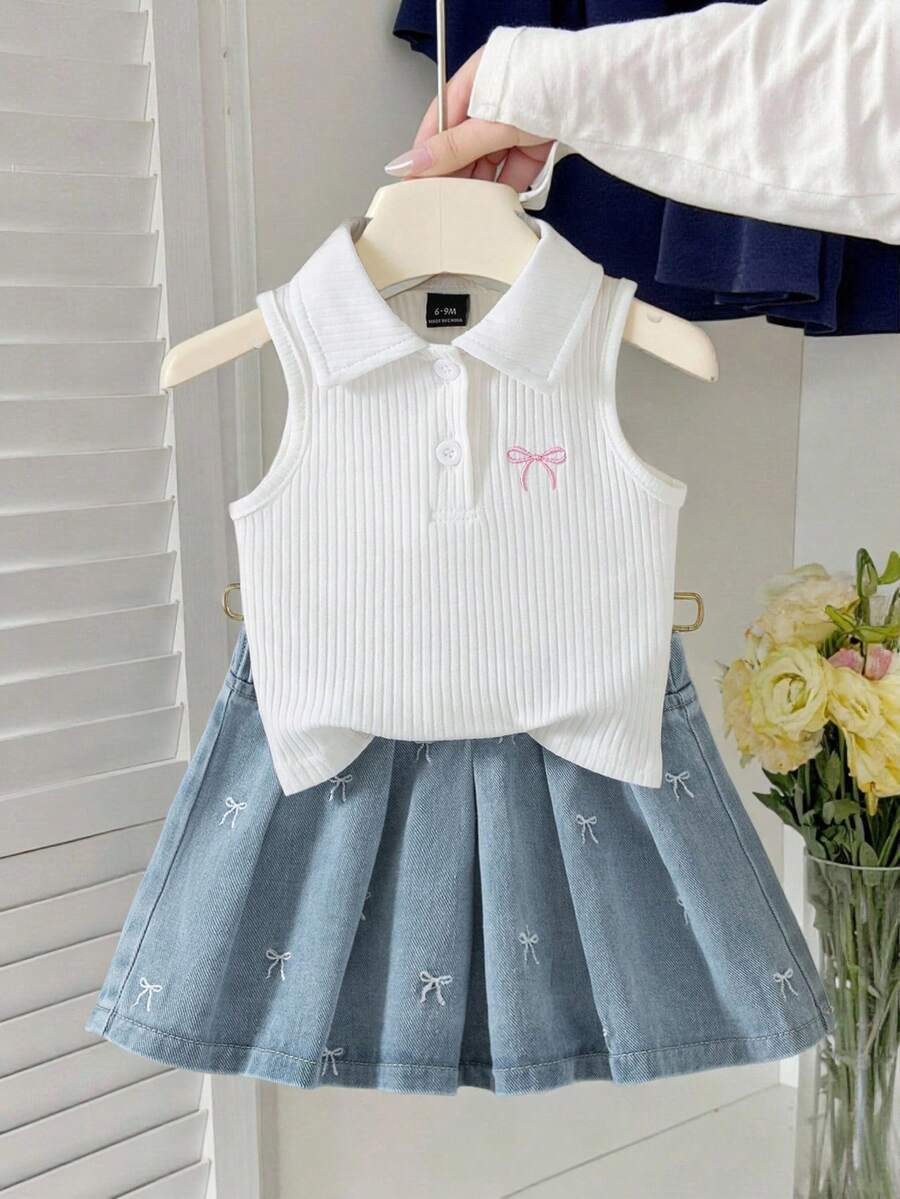 SHEIN Playful Pals 女嬰短袖無袖套裝，上衣+裙子，上衣奶油白色/裙子淺藍色牛仔，上衣為無袖中彈力 Polo 領羅紋針織設計，胸前飾有粉色蝴蝶結刺繡，裙子為淺色水洗藍色無彈力牛仔短裙，裙身散佈白色刺繡蝴蝶結，整體甜美可愛學院風，適合夏季穿著、日常外出、幼兒園、派對及其他家庭休閒場合