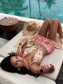 Bonvoyette 3件套夏季春假随机印花三角垂褶领性感优雅度假比基尼套装，配短款网纱裙，适合沙滩和泳池派对穿着 - 彩色 - 查看 2