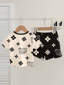SHEIN Conjunto de Camiseta de Manga Curta e Shorts Minimalista Casual para Bebê Menino, Gola Redonda, Adequado para o Verão, Conjunto de Camiseta de Manga Curta e Shorts Minimalista Casual para Bebê Menino, Estampa Floral Clássica, Conjunto de Camiseta de Manga Curta e Shorts Minimalista Casual para Bebê Menino, Estampa de Tigre Estilizada, Estampa Floral - Multicolorido - Visão 4