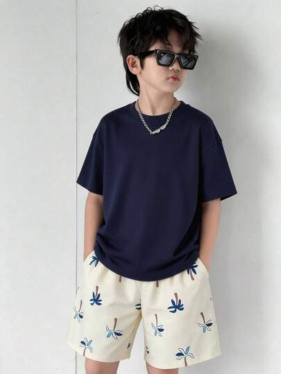 SHEIN 两件套儿童/青少年男童休闲日常度假百搭舒适纯色圆领宽松针织短袖T恤和宽松梭织印花短裤套装，Y2K风格，卡其色，度假套装，适合学校、花园、海滩、生日、春夏、郊游、情人节、约会、旅行、度假、家庭聚会、返校季、婚礼季、晚间活动、运动等场合。