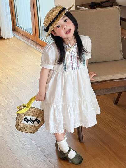 DAZY 女孩夏季度假风白色连衣裙，新款刺绣短袖连衣裙，适合年轻女孩（小号）