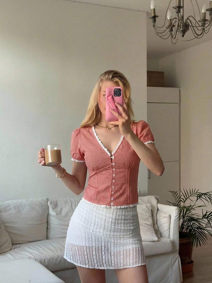 CovetEZ 红色格子撞色蕾丝边短款花瓣袖单排扣休闲女式夏季衬衫 - 紅色 - 查看 1