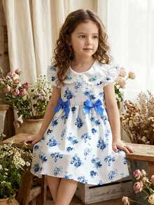 SHEIN Vintaside Kids 女童法式瓷器風洋裝，柔軟親膚面料，蕾絲荷葉袖，領口飾有精緻水鑽，可調節腰部蝴蝶結，滿版藍色玫瑰花卉印花，寬鬆A字版型，適合生日派對、家庭出遊、日常穿著，輕盈春夏季 1 件式兒童洋裝 茶會洋裝 女童洋裝 花卉印花洋裝 兒童夏季洋裝 - 藍色 - 查看 6