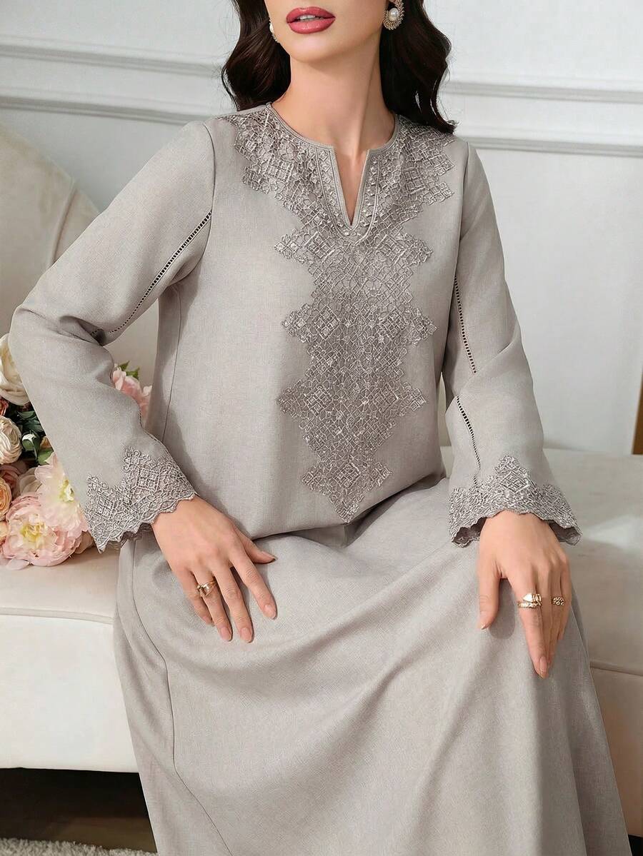Al Najma 女士V领插肩袖优雅刺绣阿拉伯连衣裙 - 杏色 - 查看 1