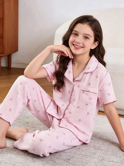 SHEIN 女童时尚甜美优雅粉色条纹蝴蝶结组合，泡泡褶皱印花短袖开衫和裤子休闲舒适两件套睡衣套装