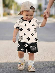SHEIN Conjunto de Camiseta de Manga Curta e Shorts Minimalista Casual para Bebê Menino, Gola Redonda, Adequado para o Verão, Conjunto de Camiseta de Manga Curta e Shorts Minimalista Casual para Bebê Menino, Estampa Floral Clássica, Conjunto de Camiseta de Manga Curta e Shorts Minimalista Casual para Bebê Menino, Estampa de Tigre Estilizada, Estampa Floral - Multicolorido - Visão 2