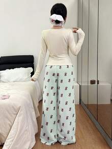 Bộ đồ ngủ nữ Dream Adore hình gấu dễ thương, trang trí ren, gồm áo ôm sát và quần rộng thoải mái. - màu xanh lá - Xem 2