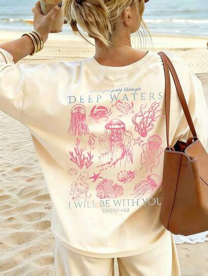 少女水母印花短袖上衣，休闲舒适的沙滩风，春夏时尚单品，百搭户外/运动图案设计，适合野餐、街头摄影、度假、节日、送礼等场合。