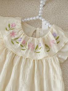 SHEIN Vintaside Kids 女婴甜美花卉图案吊带背心和牛仔短裤套装，蝴蝶结装饰，适合休闲外出、家庭聚会、夏日漫步、舞蹈主题活动、女婴生日派对等场合。 - 杏色 - 查看 8