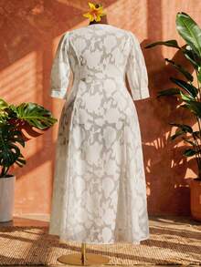 SHEIN CURVE+ Curve 尺码 US22 音乐节、海滨度假、波西米亚风女士长款雪纺提花圆领罩衫，适合度假和海滩穿着 - 白色 - 查看 3