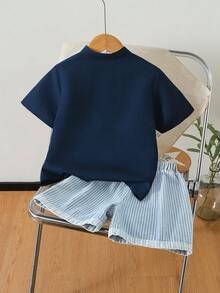 SHEIN Genkimix Kids 男孩夏季學院風2件套套裝，刺繡圖案立領襯衫搭配條紋短褲，韓版簡約時尚運動休閒套裝 - 藏蓝色 - 查看 2