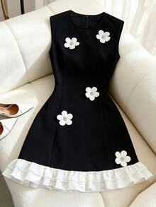 Franclia 百搭都市商务办公通勤可爱甜美情人节小礼服约会派对海滩日常休闲优雅经典圆领无袖迷你连衣裙，饰有水钻花卉装饰撞色褶皱下摆，适合女性穿着。花卉贴花连衣裙黑白连衣裙3D花朵连衣裙可爱黑色连衣裙雏菊连衣裙春季雏菊连衣裙女士黑色春季连衣裙女装优雅连衣裙女士优雅套装女装连衣裙可爱连衣裙最新款连衣裙高品质连衣裙 - 黑與白 - 查看 1