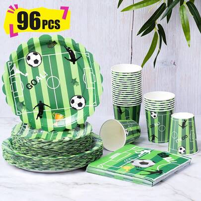 Bộ đồ dùng tiệc dùng một lần gồm đĩa, khăn ăn và cốc giấy họa tiết cánh hoa bóng đá trên nền xanh lá cây, phục vụ 24 khách. Bộ đồ dùng tiệc bằng giấy dùng một lần này phù hợp cho sinh nhật, đám cưới, tiệc theo chủ đề và dã ngoại gia đình.
