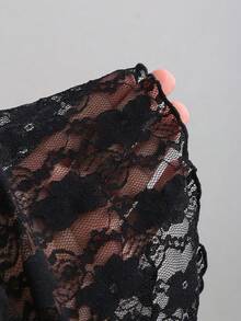 Sweetra 黑色蕾丝花卉面料不对称肩部花瓣袖短款上衣，优雅甜美可爱，适合女性，可用于派对、度假、海滩、约会等场合，百搭实用。 - 黑色 - 查看 7