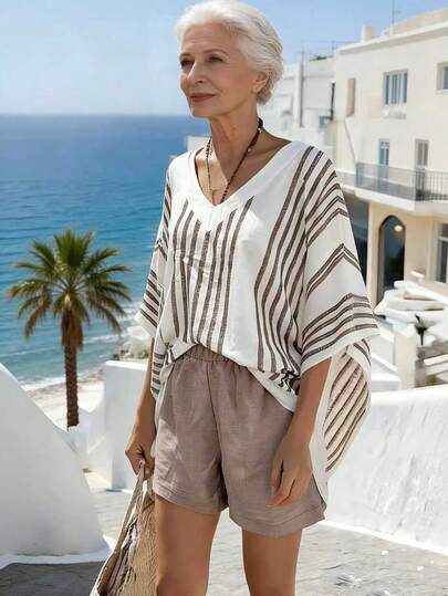 Breezaya 2026春夏新款休闲白棕条纹蝙蝠袖罩衫搭配浅棕色短裤，慵懒海滩度假风