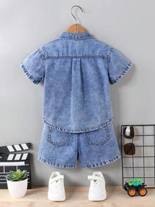 SHEIN Genkimix Kids 2026夏季新款浅蓝色水洗美式复古泰迪熊拼接刺绣宽松短袖衬衫+牛仔短裤套装，男童可爱夏季度假日常穿着 - 深色水洗藍 - 查看 3