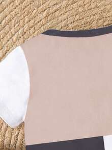 男婴两件套服装，时尚简约字母图案撞色圆领短袖T恤搭配撞色短裤，适合夏季外出穿着。 - 彩色 - 查看 4