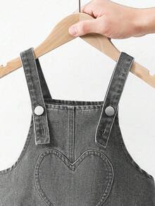 SHEIN 女童夏季牛仔裤，水洗浅蓝色牛仔布，百搭可爱花卉刺绣设计吊带裙 - 灰色 - 查看 5