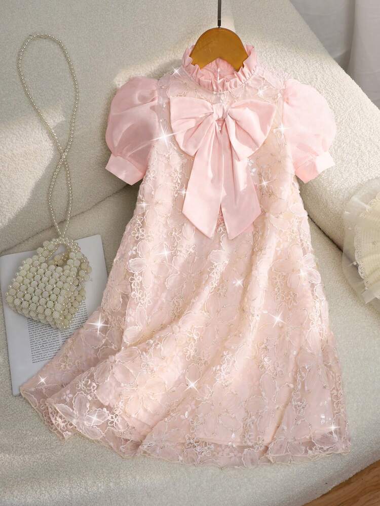 SHEIN 夏季女童香槟色复古连衣裙，欧根纱泡泡袖+3D蕾丝提花，缎面超大蝴蝶结，高端刺绣网纱正式礼服，柔软亲肤，适合生日派对、钢琴演奏会等场合。女童泡泡袖缎面连衣裙，幼儿女童优雅波西米亚风连衣裙。 - 粉色 - 查看 3