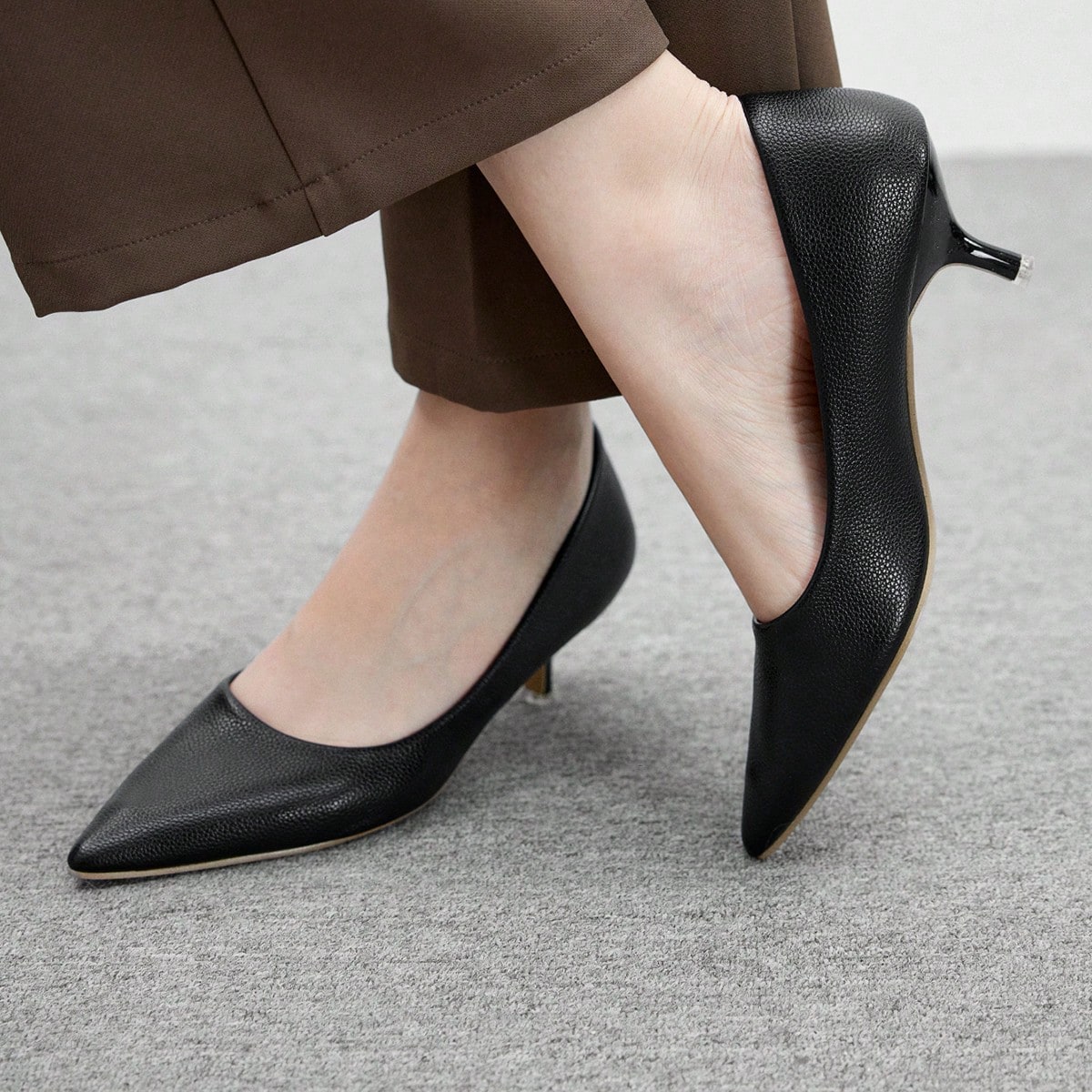 Tacones de oficina de moda simples de tacĂłn de aguja y puntiagudos para uso diario de las mujeres, color negro