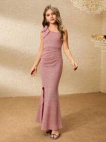 SHEIN Vestido rosa elegante e minimalista para meninas pré-adolescentes, com ombros assimétricos, sem mangas, cintura alta assimétrica, fenda longa, cor sólida, tecido metálico brilhante e detalhe de laço sofisticado. Ideal para formaturas e festas de fim de ano. Perfeito para aniversários e Natal. - Rosa - Ver 1