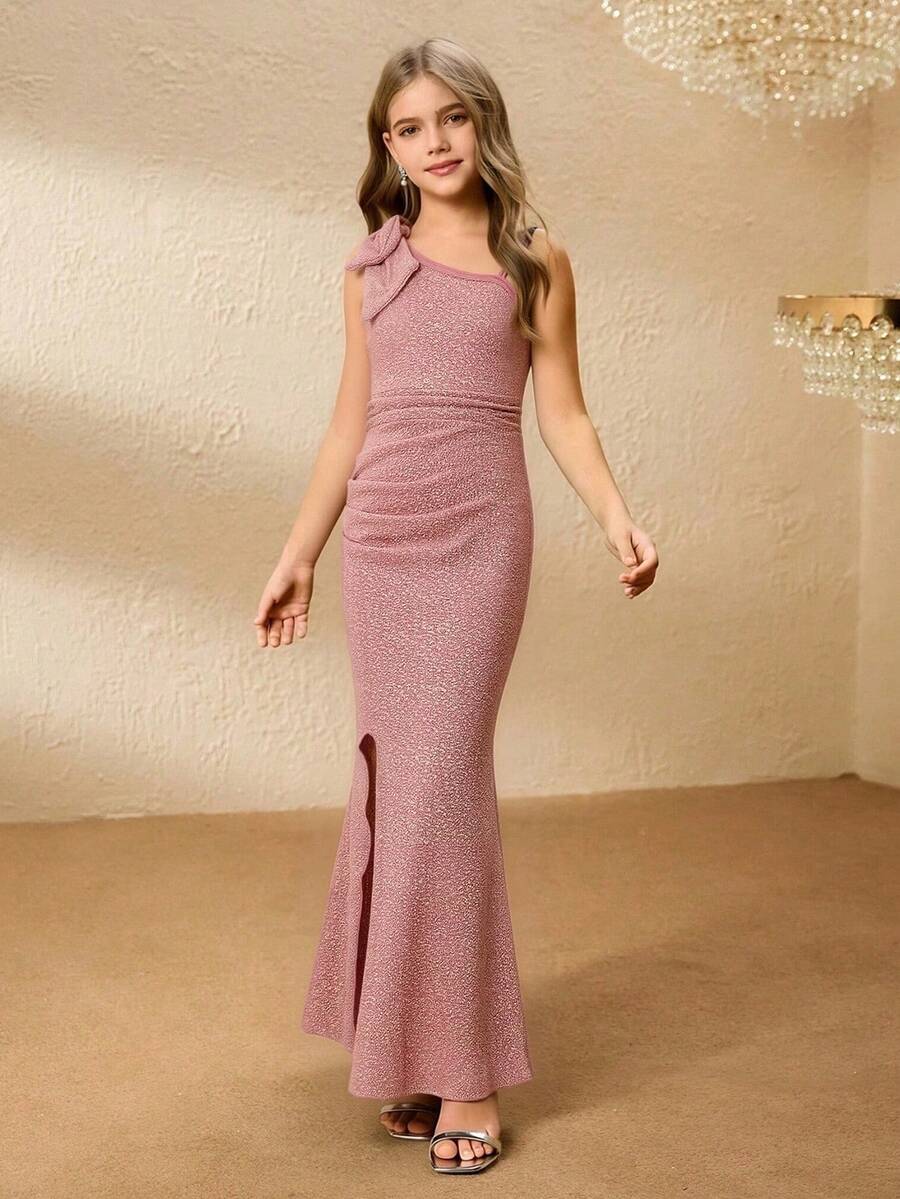 SHEIN Vestido rosa elegante e minimalista para meninas pré-adolescentes, com ombros assimétricos, sem mangas, cintura alta assimétrica, fenda longa, cor sólida, tecido metálico brilhante e detalhe de laço sofisticado. Ideal para formaturas e festas de fim de ano. Perfeito para aniversários e Natal. - Rosa - Ver 1