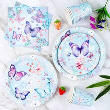 蓝色背景紫色蝴蝶花朵图案一次性餐盘、餐巾纸和纸杯派对套装，可供24位客人使用。这款一次性纸质派对餐具适用于生日、婚礼、主题派对和家庭野餐。 - 查看 4