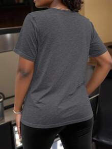 SHEIN LUNE Áo thun ngắn tay cổ tròn thêu chữ dành cho nữ cỡ lớn, kiểu dáng thường ngày, đa năng. - Màu xám đen - Xem 2