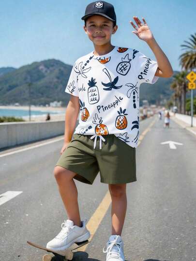 SHEIN 两件套男童椰子树菠萝印花圆领短袖T恤短裤套装，基础款T恤，Y2K风格，适合春夏、郊游、情人节、约会、旅行、海滩、家庭聚会、返校、婚礼、晚宴等场合。