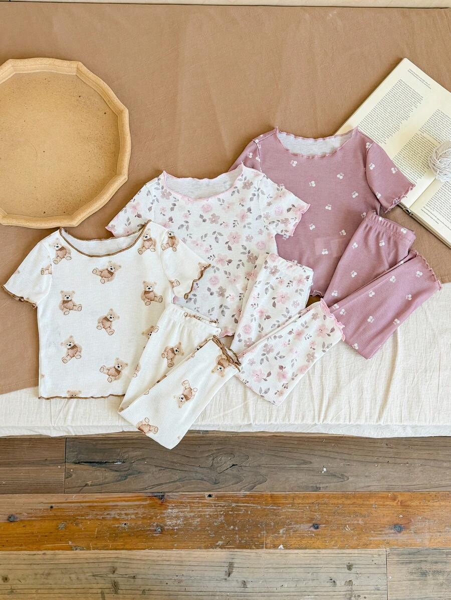 SHEIN LMoss Kids Dozemod 女嬰可愛卡通熊與花卉印花荷葉邊圓領短袖上衣與長褲 6 件組 灰粉色夏季度假睡衣套裝 - 彩色 - 查看 1
