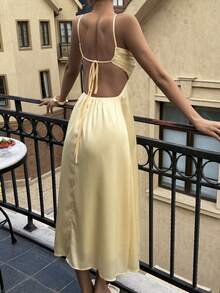 Livesso 春夏黄色镂空露背吊带连衣裙，优雅百搭，适合情人节派对、婚礼、音乐节、休闲海滩度假等场合，收腰中长款连衣裙，裙摆呈喇叭状。 - 淡黃色 - 查看 3