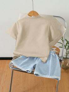 SHEIN Genkimix Kids 學院風夏季親子度假套裝 2件組 小男孩套裝，刺繡圖案立領 Polo 衫 + 條紋短褲，簡約學院風 - 卡其色 - 查看 4