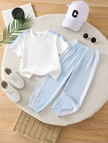 SHEIN Camiseta de manga corta con estampado en el pecho y tirantes, emparejada con pantalones deportivos con cordón, de tela suave y cómoda, en estilo deportivo casual, adecuado para el verano, para niños pequeños - Azul - Ver 6