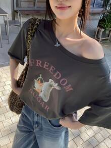 DAZY 女士夏季宽松版型不对称肩部印花圆领短袖休闲T恤，图案T恤，女款超大款 - 深灰色 - 查看 5