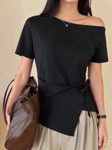 DAZY Camiseta casual de mujer con mangas cortas, hombros asimétricos y lazos laterales, para verano - Negro - Ver 3