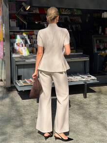 Siren Gaze 女士春夏新款金属纽扣通勤花瓣袖收腰衬衫和喇叭裤套装 - 杏色 - 查看 3