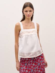 Nöista 宽肩带上衣，饰有蕾丝刺绣拼接，正面采用柔和的褶皱设计，打造出宽松舒适的版型，尽显优雅气质。侧边系带可调节。适合春季、夏季、音乐节等场合穿着。 - 白色 - 查看 4