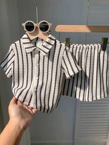 SHEIN Bộ 2 món đồ cho bé trai mùa hè, gồm áo sơ mi ngắn tay kẻ sọc và quần short cạp chun. - Nhiều màu - Xem 8