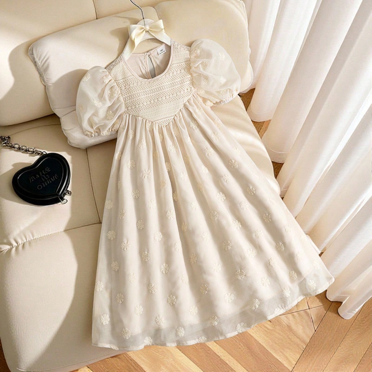 Vestido de manga corta para niñas, con escote en V con detalles fruncidos y mangas abullonadas. Tiene forro y es adecuado para uso diario, salidas ca
