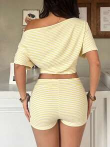 FavEase 女士条纹不对称领短袖上衣和低腰短裤两件套，春夏女士度假套装，女士夏季套装，女士两件套，女士春季套装，女士夏季套装 - 淡黃色 - 查看 2