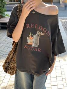 DAZY 女士夏季宽松版型不对称肩部印花圆领短袖休闲T恤，图案T恤，女款超大款 - 深灰色 - 查看 4