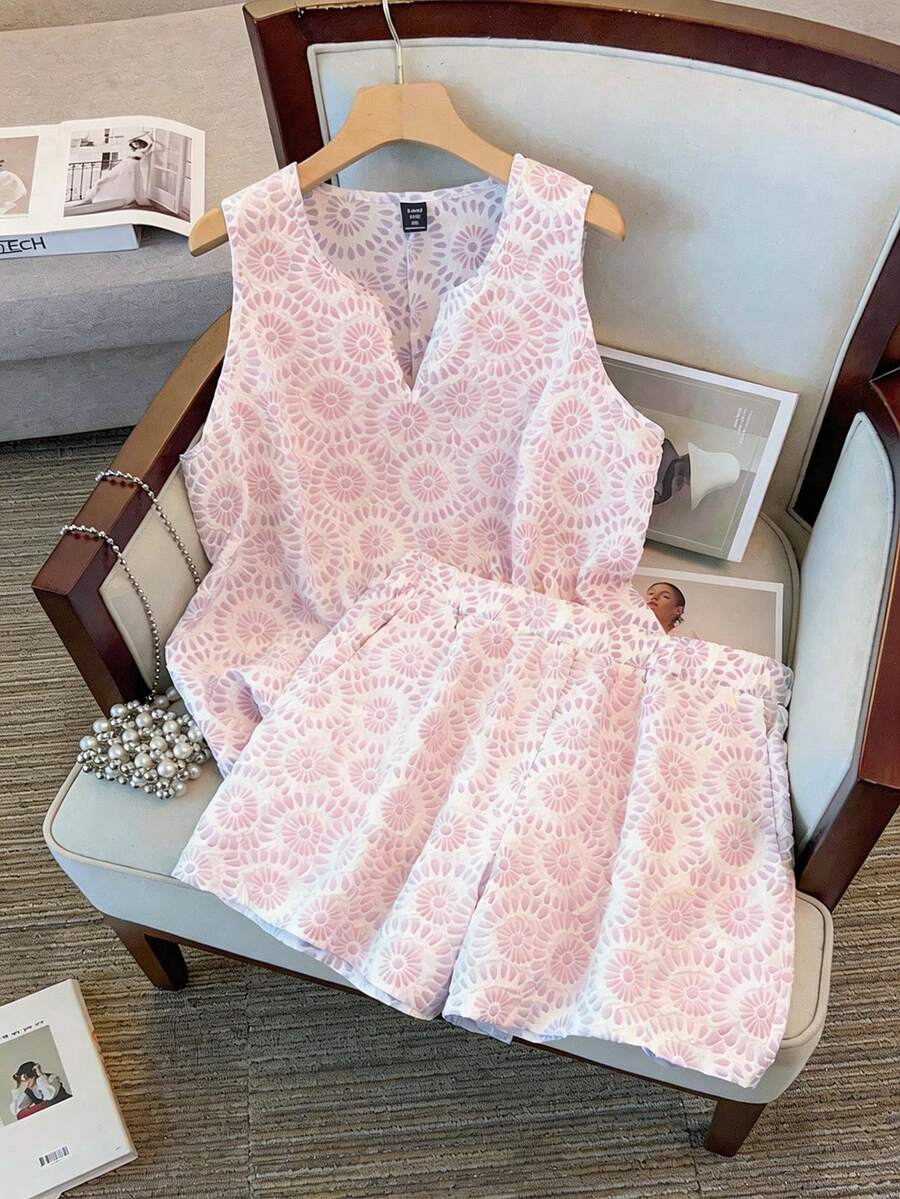 GlowEve CURVE 大码女式梭织网眼压花面料露背无袖上衣搭配松紧腰阔腿短裤套装，优雅服饰，适合夏季日常通勤和度假穿着。 - 彩色 - 查看 1