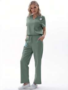 TaskEZ Bộ đồng phục y tá nữ 1 món: Áo cổ chữ V chất liệu mờ có 1 túi + Quần dài 4 túi, cạp chun co giãn chất liệu mờ - màu xanh lá - Xem 7
