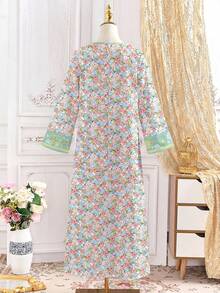 SHEIN 可爱清新的颜色，甜美的小碎花图案，休闲简约的少女连衣裙，适合春夏穿着。 - 彩色 - 查看 3