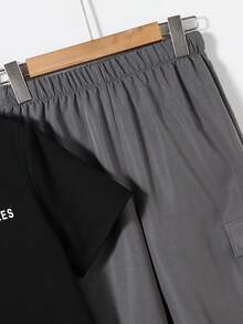 SHEIN Mirajuku Bộ đồ thường ngày 2 món cho bé trai mùa xuân/hè: áo thun ngắn tay in họa tiết màu đen mới và quần cargo màu xám. - Xám - Xem 4